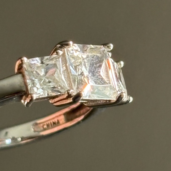 Sterling Silver Cubic Zirconia ring - Picture 2 of 9